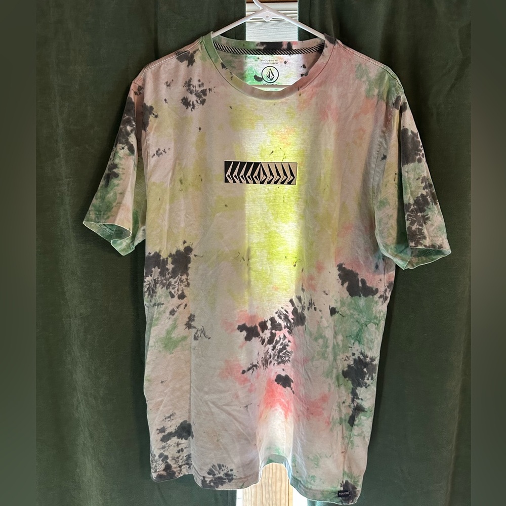 Men’s Volcom Tie dye, like new , Large